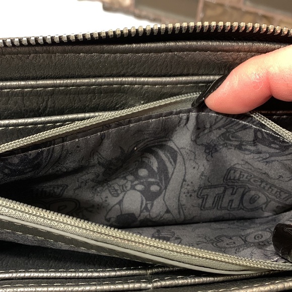 Like New ‼️ Thor Marvel Loungefly Wallet - Picture 5 of 5